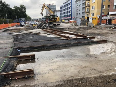 Am Ettlinger Tor und am Karlstor wird mit Hochdruck an der Wiederherstellung der Kreuzungen gearbeitet