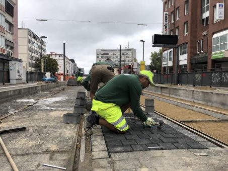 Gleise überqueren bald die Kreuzung Ettlinger Tor