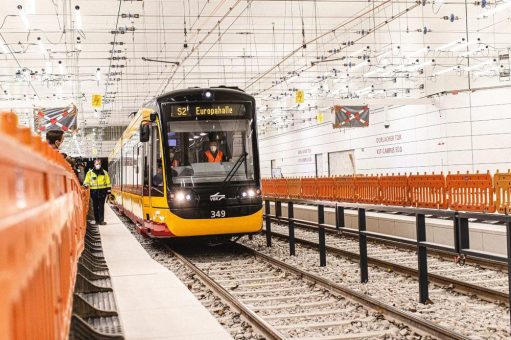 Erstmals große Zahl an Tram- und Stadtbahnen zeitgleich im Tunnel: VBK und KASIG ziehen positive Bilanz der ersten großen „Stresstest“- Nacht -Oberbürgermeister Dr. Frank Mentrup: „Gemeinsam auf die Zielgerade eingebogen“