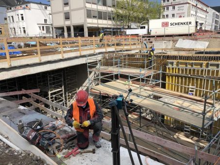 Unter dem Karlstor sind die Betonbauer am Werk