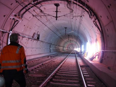 Der kleine Tunnel zum Einkaufszentrum nimmt Formen an