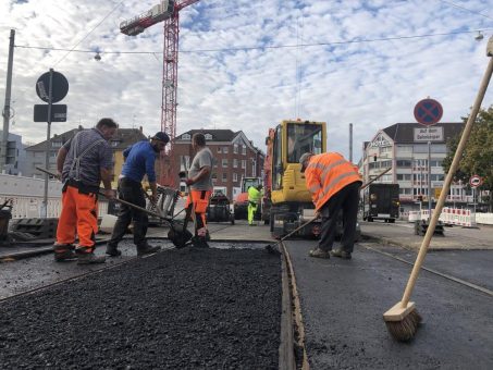 In der Nacht auf Sonntag werden am Karlstor gewaltige Hilfsbrücken eingebaut