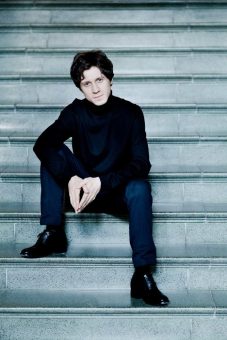 Der Pianist Rafał Blechacz und die Deutsche Streicherphilharmonie gastieren im Dresdner Kulturpalast und im Wiener Musikverein