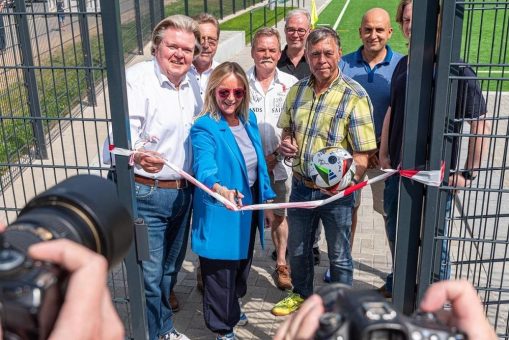 Dank ADRA-Hochwasserhilfe: Sportplatz in Bad Münstereifel wieder eröffnet,  Freiwillige Feuerwehr in Sinzig mit Spezialfahrzeug ausgestattet