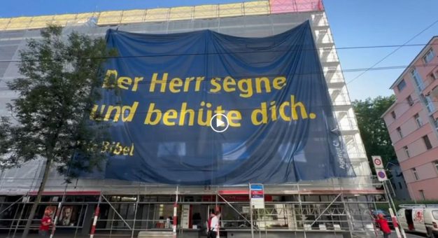 Megaposter wünscht Menschen in Zürich Gottes Segen