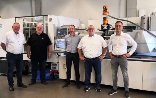Neue Spritzgießmaschine von Netstal für den SKZ-Standort in Horb am Neckar