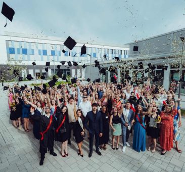 Rund 1000 Gäste feiern den erfolgreichen Studienabschluss der diesjährigen Absolventinnen und Absolventen – erstmals auf dem neuen Campus