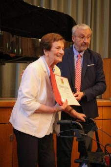 Eva Schröter (Berlin) für langjährigen ehrenamtlichen Einsatz zugunsten Alkoholkranker geehrt