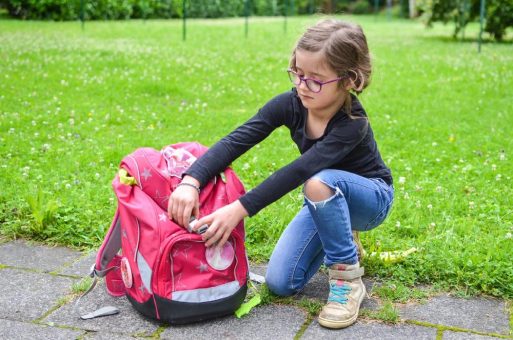 TÜV Rheinland: Beim Schulranzenkauf auf guten Sitz, Sichtbarkeit und Prüfzeichen achten