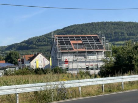 Branchensieger iKratos-Solar baut Photovoltaik auf Sparkasse: Ein Schritt in die grüne Zukunft