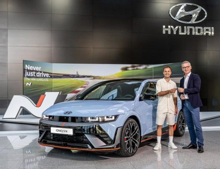 Hyundai Markenbotschafter Mario Götze nimmt im IONIQ 5 N Fahrt auf