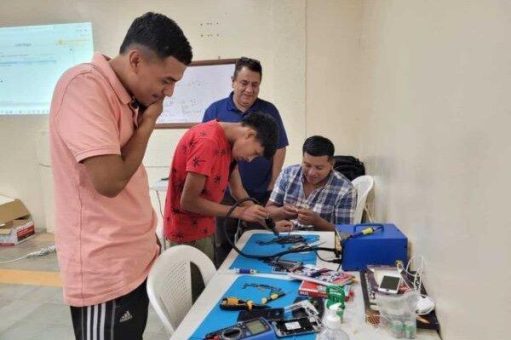 ADRA bietet in Honduras Ausbildung zur Reparatur von Mobiltelefonen an