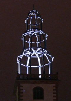 Turmhaube der Alten Johanneskirche – Licht des Friedens