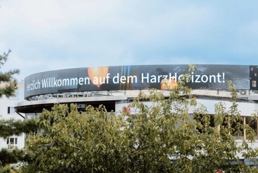 Lebendige Architektur: GWW-Zentrale nun mit Multimedia-Info-Banderole „HarzHorizont“