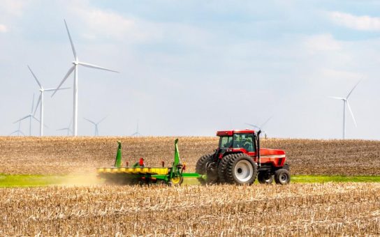 Erneuerbare Energien in der Landwirtschaft: Effizienz durch Agrophotovoltaik, Biogasanlagen und Windkraft