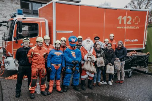 Nikolaus und Superhelden seilen sich vom Dach des Haupthauses der Städtischen Kliniken Mönchengladbach ab