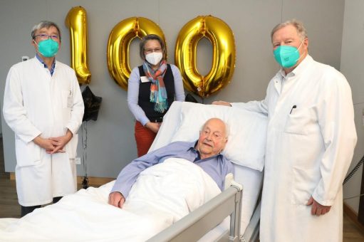 Ärztliche Direktion gratuliert ehemaligem Bürgermeister Hans Segschneider im Eli zum 100.