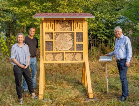 Große Unterschlüpfe für kleine Helfer: Stadtwerke und Weimarer Tafel eröffnen zwei Insektenhotels