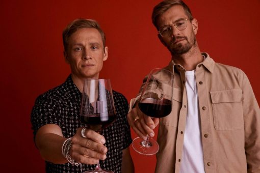 Joko Winterscheidt und Matthias Schweighöfer präsentieren den ersten und langersehnten III FREUNDE Rotwein