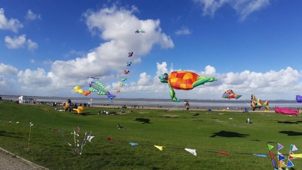 Bunte Giganten am Himmel über dem Badestrand von Dangast