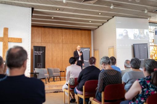 Podiumsgespräch in Berlin-Neukölln: „Wie rechts muss Kirche jetzt sein?“