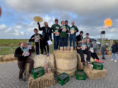 Strohballen-Rollmeisterschaft in Dornumersiel zieht zahlreiche Besucher an