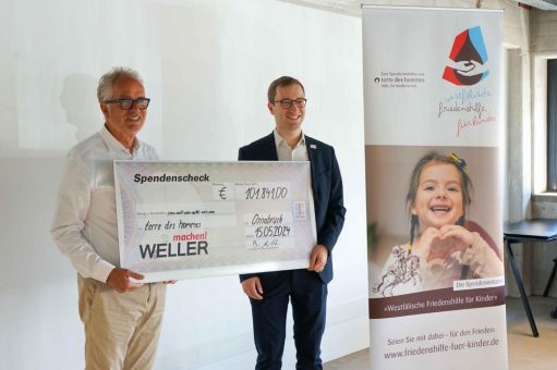 Burkhard Weller übergibt Jubiläums-Spendenscheck an terre des hommes