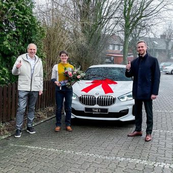 Finaler Akt der B&K Jubiläumskampagne – Kundin gewinnt BMW 1er