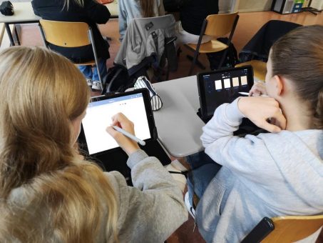 Digitalkompetenz fördern: AfB mobiles lernen stattet Realschule mit IT-Geräten aus