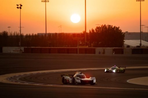 Das Team PEUGEOT TotalEnergies feiert seinen Saisonabschluss mit einem Podiumsplatz bei den 8 Stunden von Bahrain