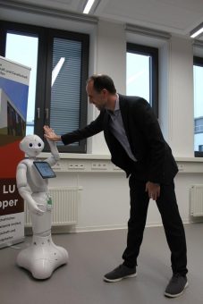 „High Five“ mit Roboter Pepper: Minister Clemens Hoch im Verhaltenswissenschaftlichen Forschungslabor der HWG LU zu Gast