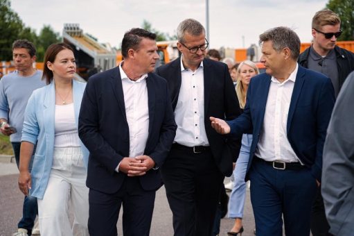 Auf’m Platz“ – Bundeswirtschaftsminister und Vizekanzler Dr. Robert Habeck  zu Besuch bei OST BAU in Osterburg