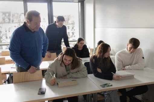 Oberstufenschülerinnen und -schüler schnuppern in die Informatik rein