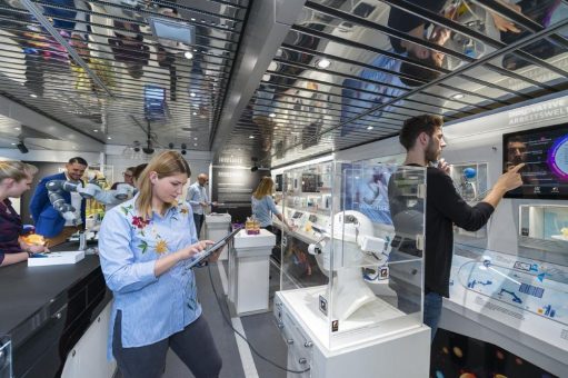 Spitzenforschung zum Anfassen in Schillingsfürst: Jugendliche erkunden Hightech-Ausstellung im InnoTruck