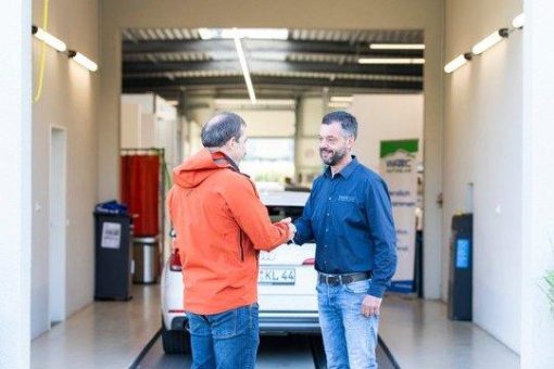 Services rund ums Auto sind gefragt – zum Beispiel für den Reifenwechsel oder die Steinschlagreparatur