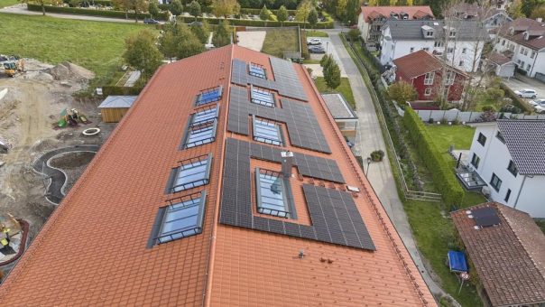 Alles unter einem Dach: Kraft der Sonne ideal genutzt – Lichtbänder für mehr Tageslicht und PV-Anlage ergänzen einander