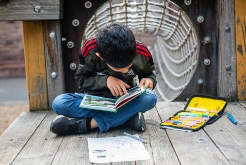 Leseförderung: Jetzt die neuen Buchempfehlungen von boys & books für den Lesewinter 2024/25 entdecken