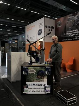 Manuelle Spritzgussmaschine HoliMaker auf der Formnext 2024: Innovation zum Anfassen