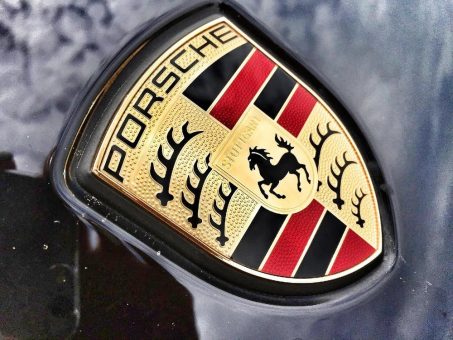 Problemfall Taycan: Klage gegen Porsche aufgrund mangelnder Reichweite und Probleme mit Hochvoltbatterie / 17 Rückrufe verunsichern Porsche-Kunden