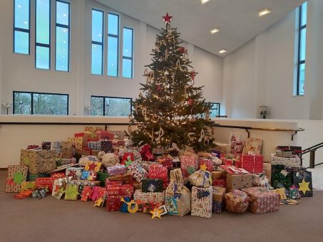 Wunschbaum im Aalto-Theater: 173 Kinder freuen sich über Geschenke des Publikums