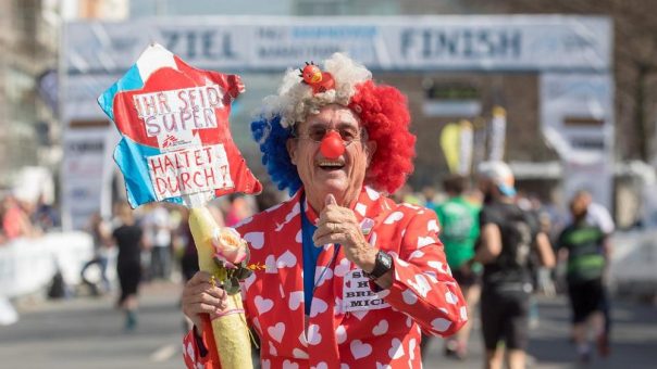 Kreislauf in Schwung bringen am Aktionspunkt 28 des HAJ Hannover Marathons