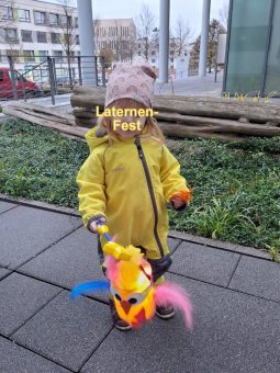 Laternenlicht, Nikolaus und Plätzchen: Festliche Stimmung bei kleinsten Nachwuchsforschern auf dem Riedberg