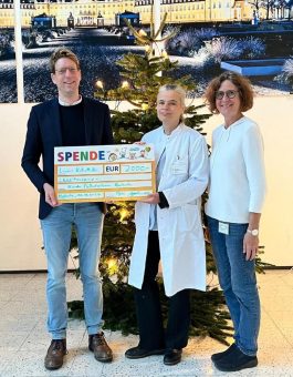 Weihnachtliche Spende für das Kinderpalliativzentrum am Klinikum Karlsruhe