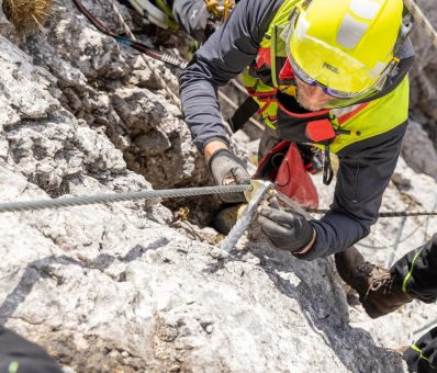 Fester Anker über dem Abgrund der Alpen