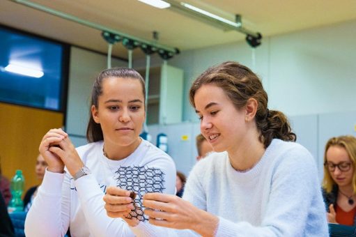 Robotern das Laufen beibringen: Coaches machen an Pfullinger Schule spielerisch Lust auf Technikberufe