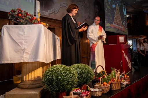 Über 200 Gäste besuchen Erntedank-Gottesdienst der „Kirche im Europa-Park“