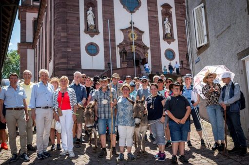 „Unterwegs ZUM Wohin?“: Kirche im Europa-Park begrüßt Pilger zur „Muschel in Europa“