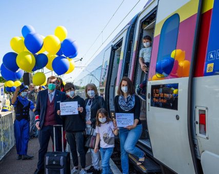 Erster Halt des ECE 151 in Ringsheim: Europa-Park Charakter Ed Euromaus heißt Bahngäste herzlich willkommen