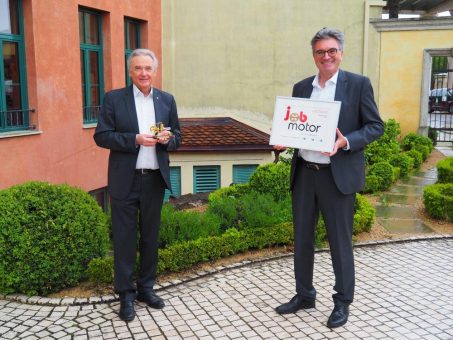 Dr. Dieter Salomon übergibt den Award „Jobmotor“ an die Familie Mack: Europa-Park als treibende Kraft in der Region