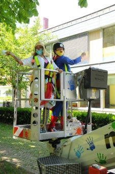 Dank mateco Arbeitsbühnen besuchen die KlinikClowns die Kinder im Klinikum Augsburg